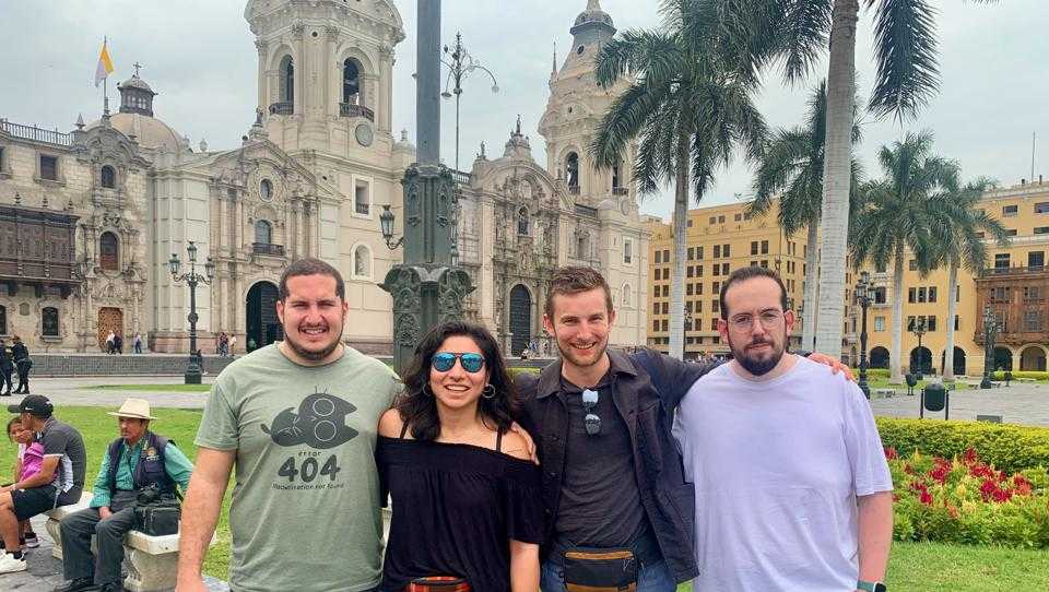 Juntos en la plaza de armas de Lima